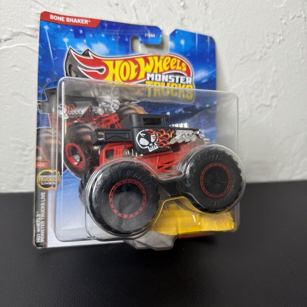 Hot Wheels Monster Trucks BONE SHAKER with Crushed Car NEW FYJ44